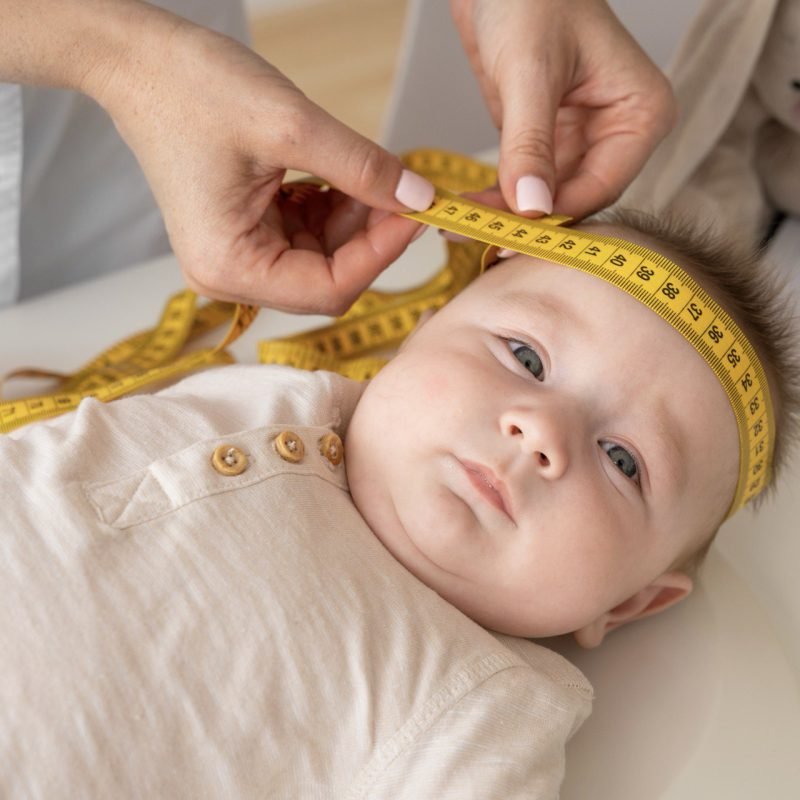 Baby krijgt hoofdomtrek gemeten tijdens ontwikkeling in het eerste jaar