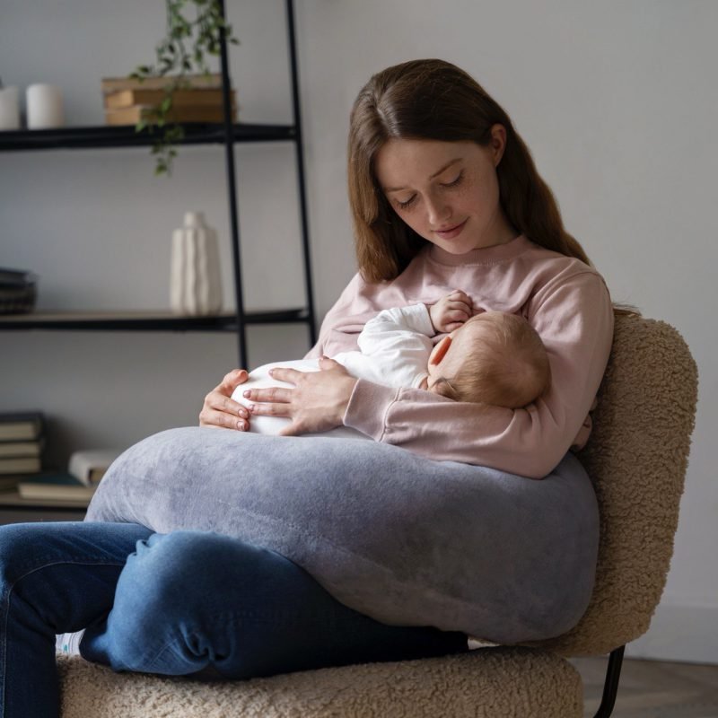 Moeder geeft succesvolle borstvoeding aan haar baby in een rustige omgeving.