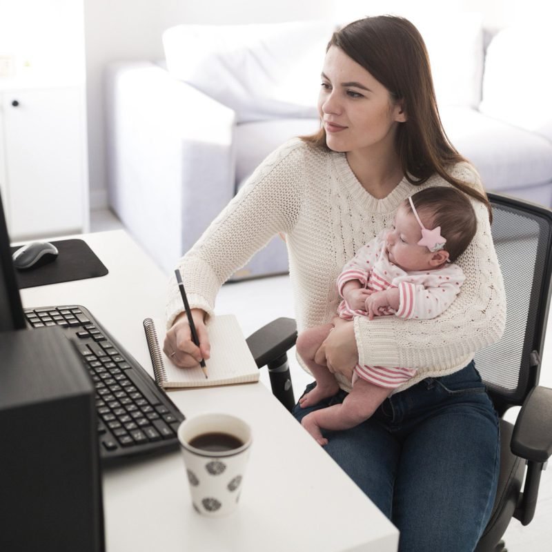 Werkende moeder kolft moedermelk op kantoo