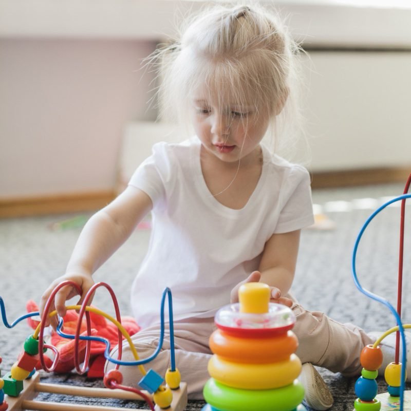 Kind speelt met geschikt speelgoed voor zijn ontwikkeling
