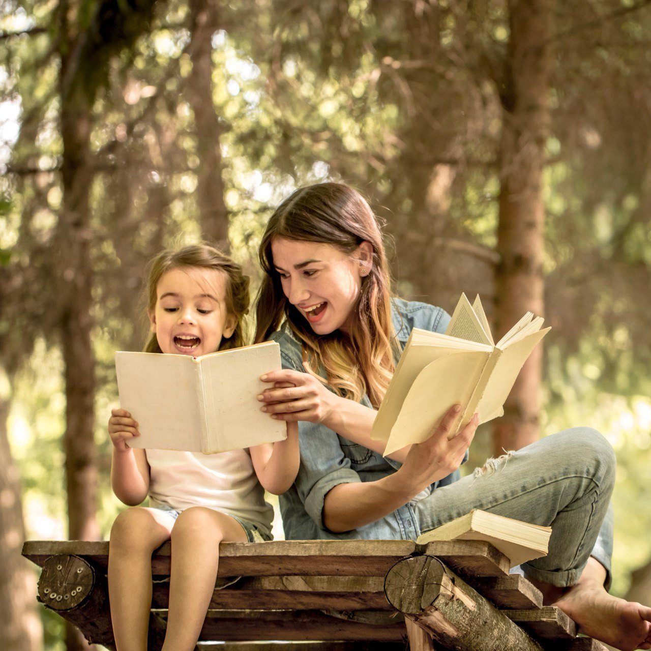 Moeder en kind genieten van voorlezen in gezellige setting