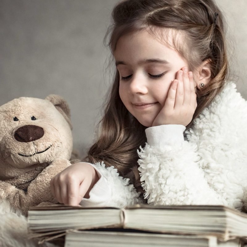 Kind leest geboeid in kinderboek