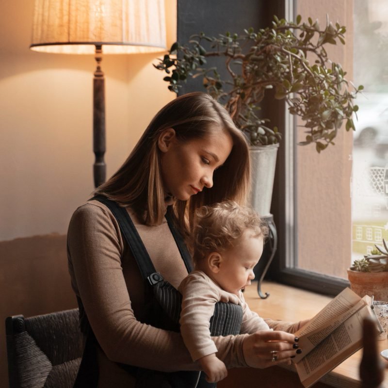 Moeder en kind samen in interactie tijdens opvoeding kinderen