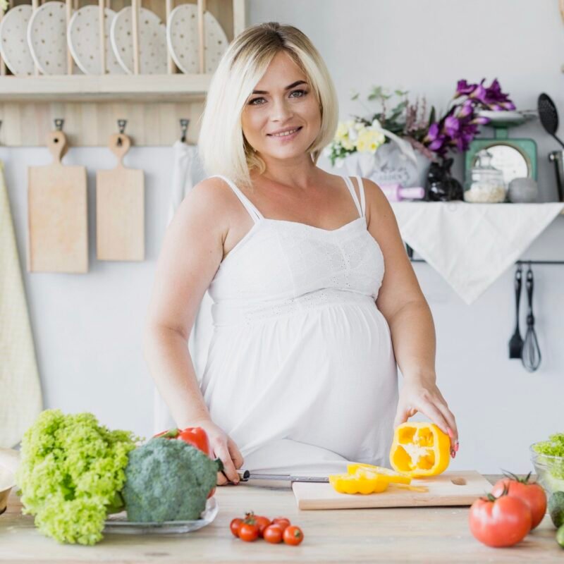 Een zwangere vrouw geniet van gezonde voeding en een gezonde levensstijl tijdens de zwangerschap
