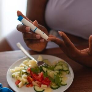 Zwangere vrouw meet bloedglucose tijdens zwangerschapsdiabetes