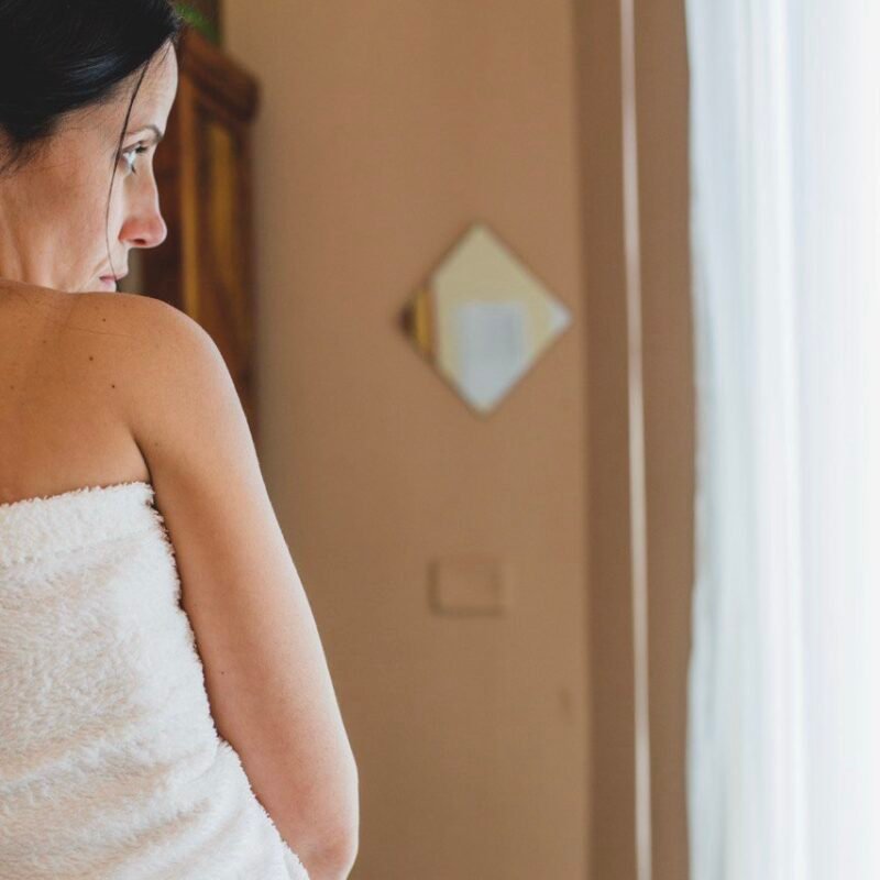 Vrouw met stralende huid en haar tijdens de zwangerschap